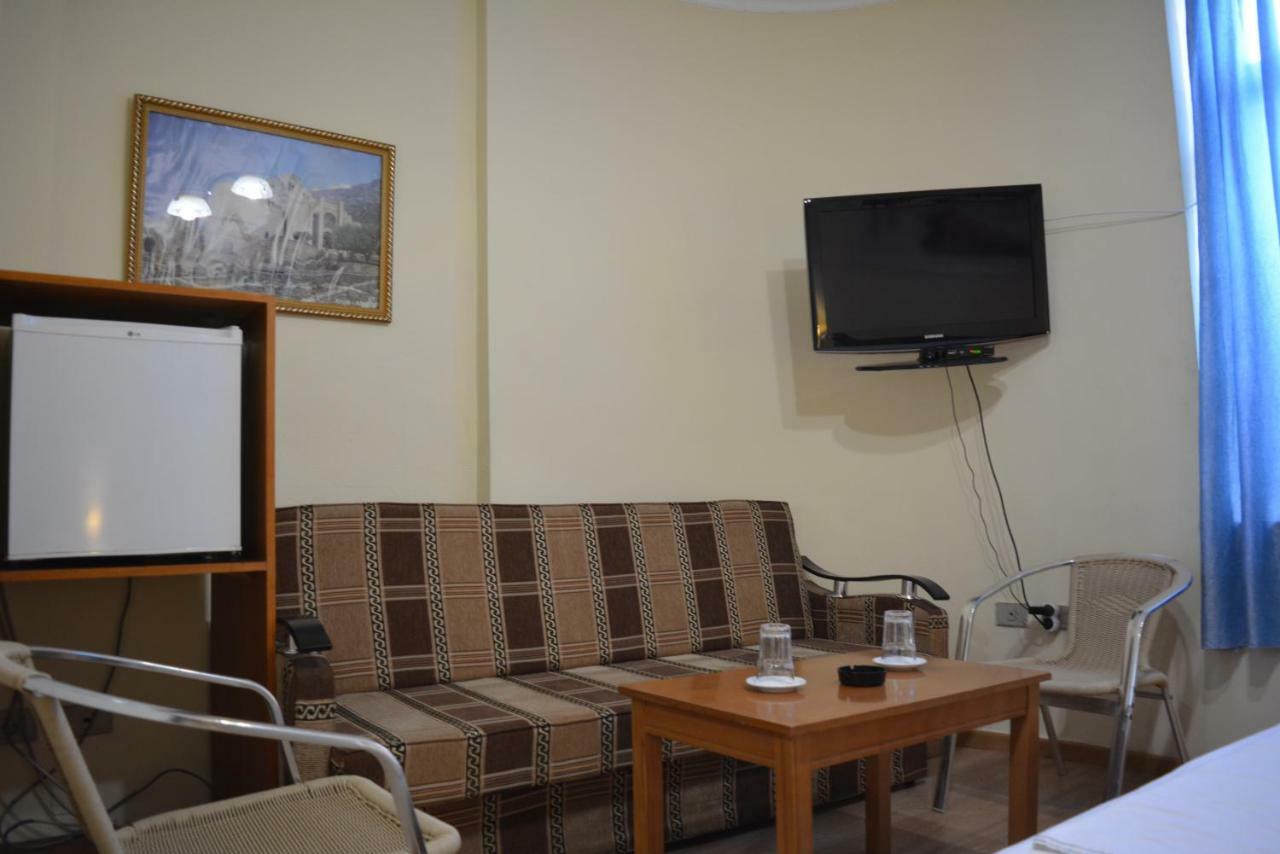 Hotel Republika Тирана Екстериор снимка